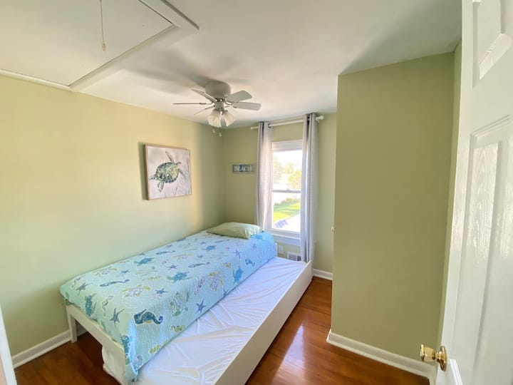 Საძინებელი 1 დამატებითი გრძელი ორადგილიანი საწოლით და დამატებითი გრძელი ორადგილიანი საწოლით.