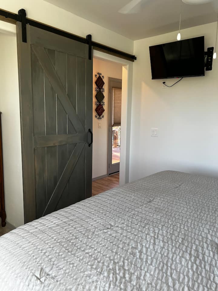 ประตูโรงนาที่มีสไตล์ช่วยให้ห้องนอนดูอบอุ่นเหมือนอยู่ในฟาร์ม