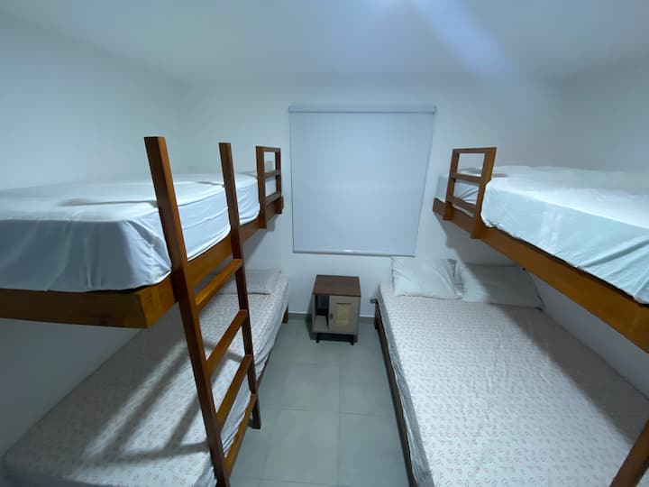 Dhomë 1 
3 1 krevate plz
1 cama de 2 plz