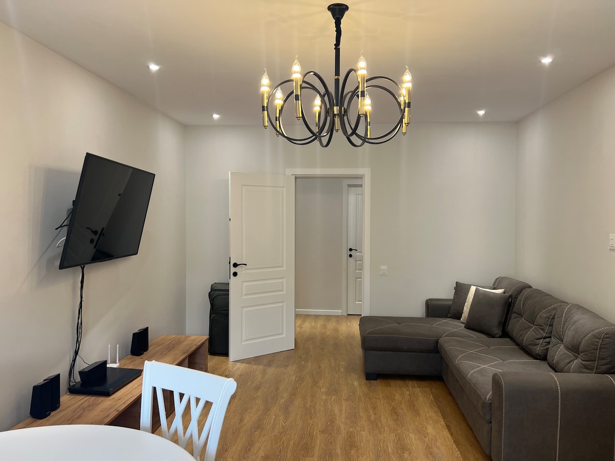 Chumba cha kukaa na kitanda cha sofa ambacho kinaweza kulala 2