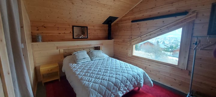 Dhoma kryesore e gjumit #2 lart me pamje të mrekullueshme nga mali dhe fshati