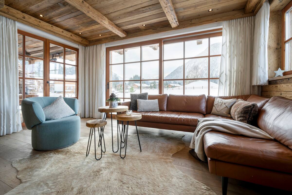 Seehaus in den Bergen mit Panoramablick
