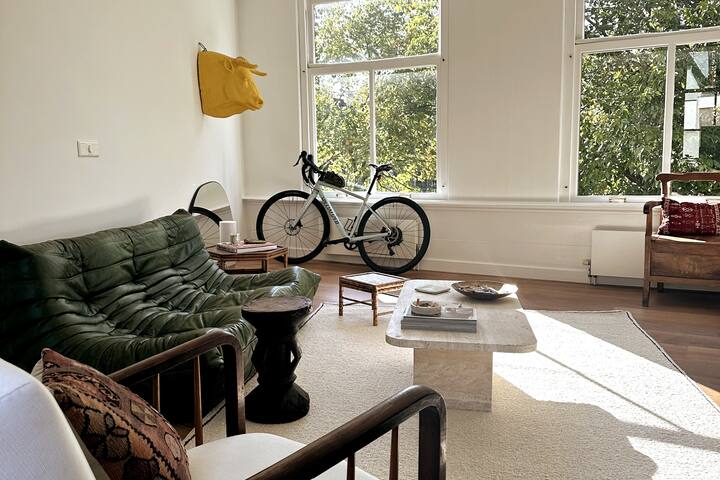 Historic canal-side apartment in Central Amsterdam gallery image 3