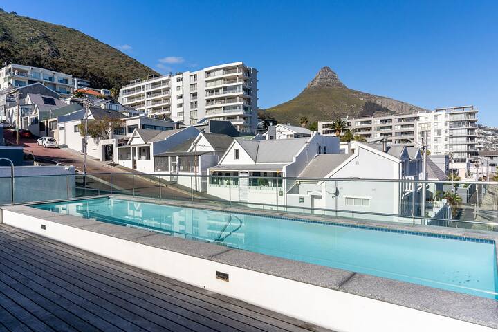 2 bed Sea Point Gem with Pool and incredible Views gallery image 3