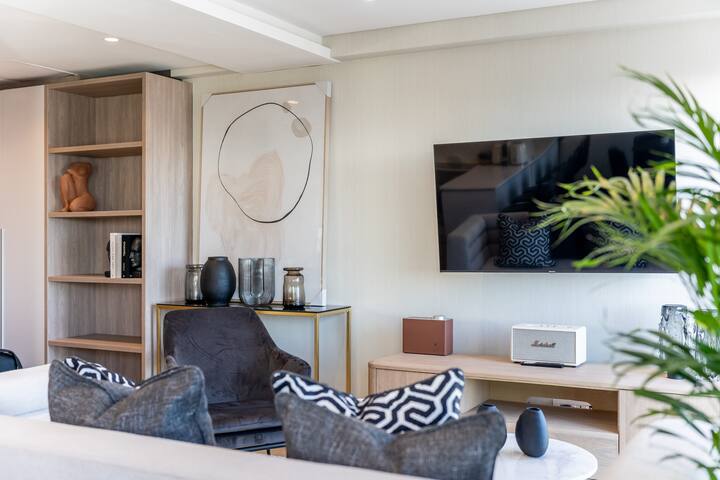 2 bed Sea Point Gem with Pool and incredible Views gallery image 5