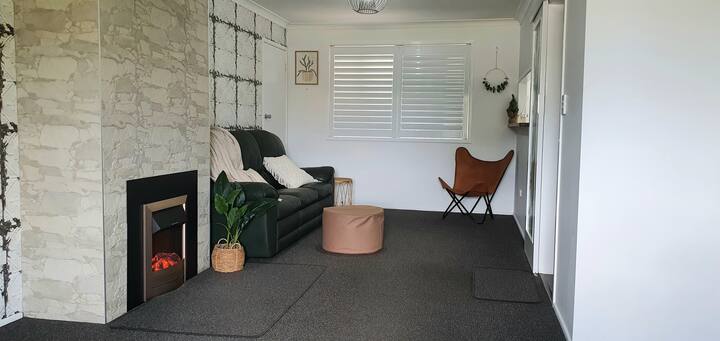 Escape The Hustle: Fully Renovated 3 Bedrm House - Highfields