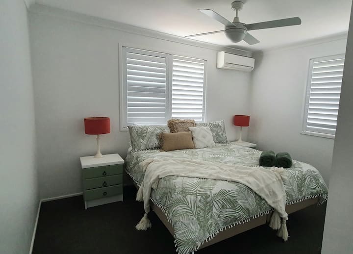 Dormitorio principal con cama tamaño king eléctrica y televisión