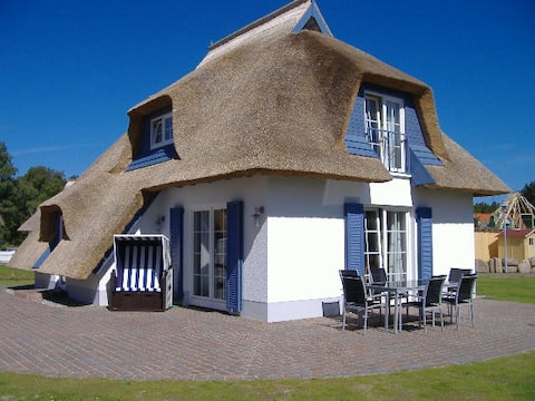 Thatched house by the sea, 6 people