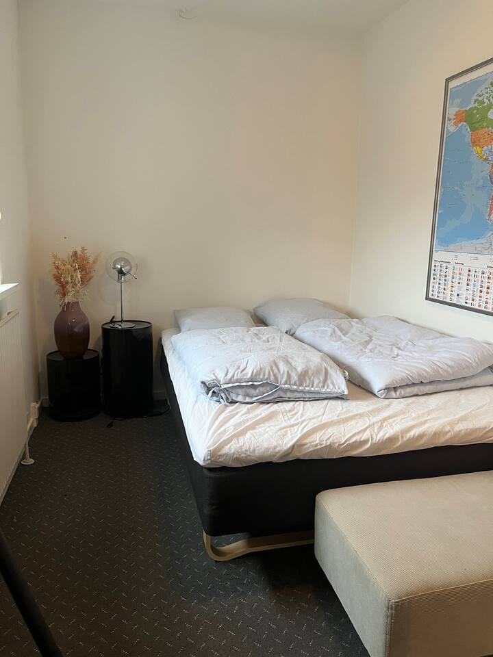 ห้องนอน 1 ห้องพร้อมเตียงคู่ 