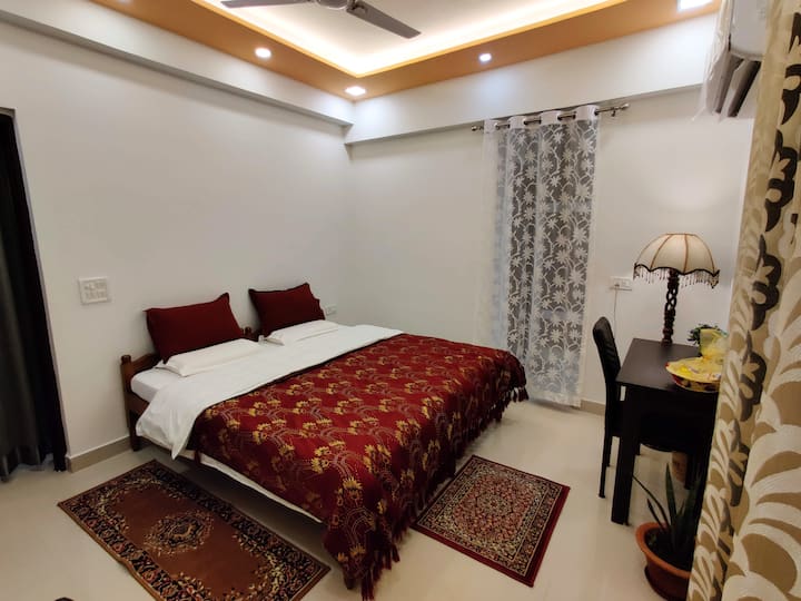 R3 spavaća soba. Bračni krevet (širine 180-179 cm)