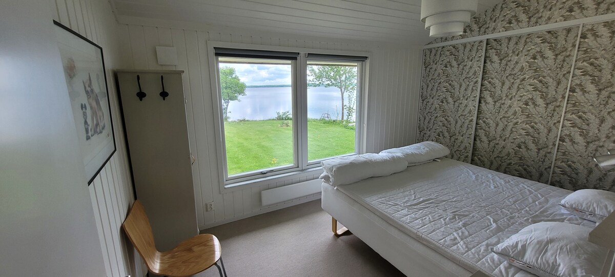 Slaapkamer 1 Bed 180x200. Wiegje achter schuifdeur.