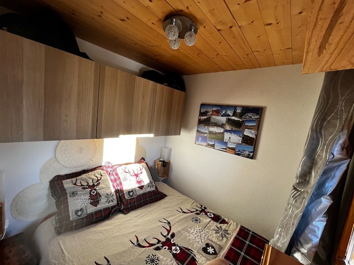 habitación doble con armarios empotrados y cama elevada