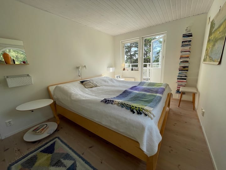 Лесна и удобна двокреветна соба широка 160 см. Директен пристап до балконот.