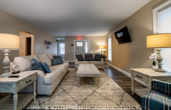 Private Queen Room With Desk - Whitney Room - Ithaca, MI