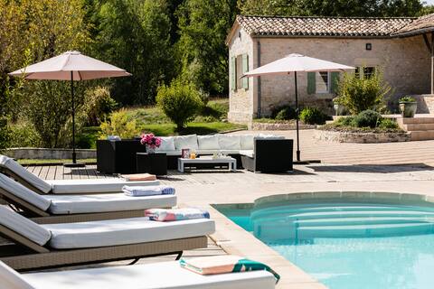 Charming house (pool/jacuzzi) and outbuildings