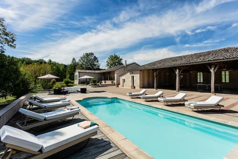 Charming house (pool/jacuzzi) and outbuildings