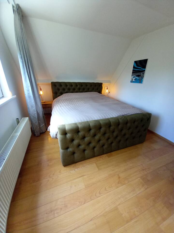 Amplio dormitorio principal, segundo piso. Con una cama súper cómoda de 1,80 y ventanas orientadas al sur