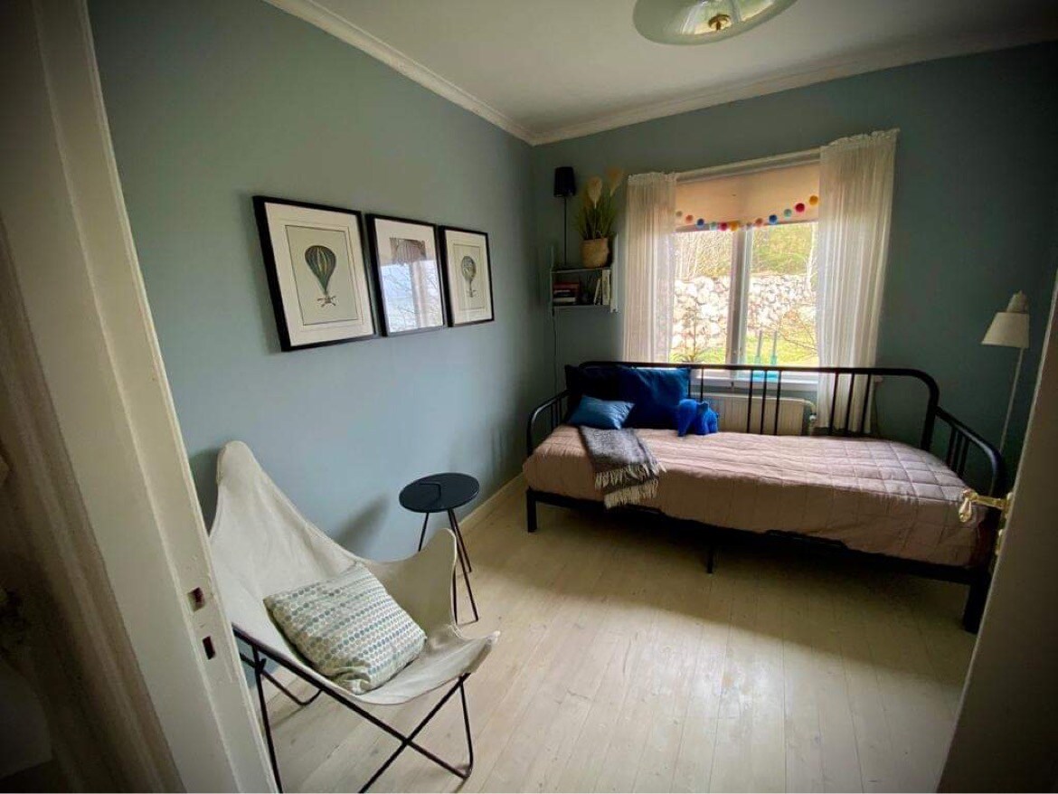 一间小卧室，配有折叠沙发（ 180 ）