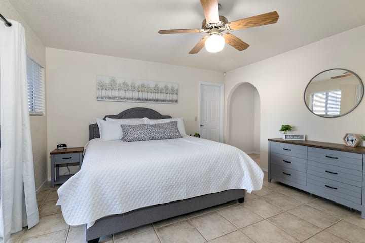 חדר שינה ראשי מציע מזרן קינג יוקרתי ורולוויי ב - Walk in the Closet שניתן לגלגל לכל אזור בבית. 