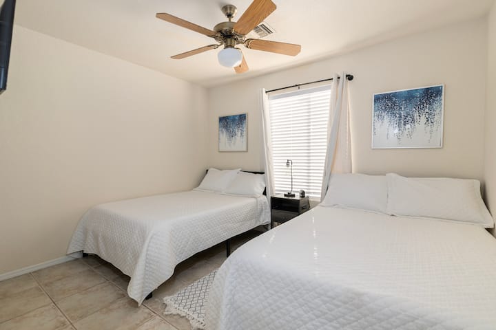 שתי מיטות צדדיות. 