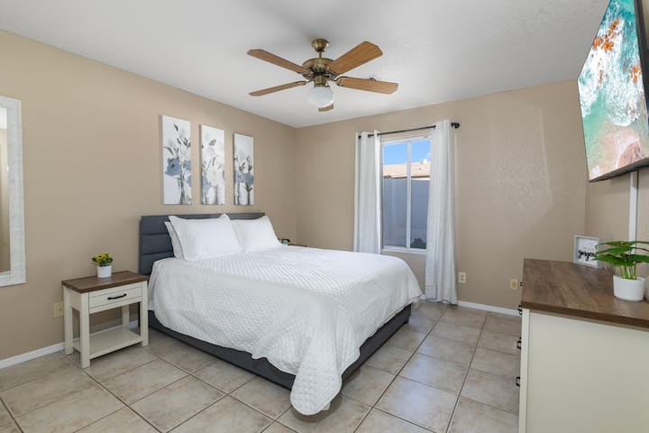 בחדר שינה 2 יש מזרן קווין יוקרתי ומזרן יחיד מתגלגל החוצה אם יש צורך בסידורי שינה נוספים. 