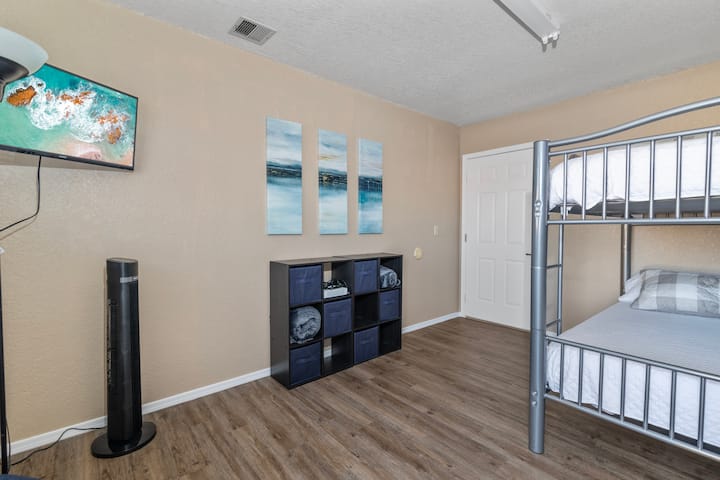 חדר שינה 4 מציע דרגש. החלק העליון והתחתון הם מזרן בגודל מלא. 