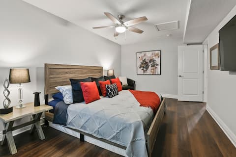 5 king beds, bonus room, rare find! Walk to beach