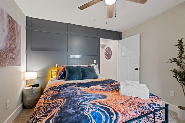 Chic Comfort Beckons: დაისვენეთ ქვედა დონის დედოფლის საძინებელში ნახშირის ნაცრისფერი დაფითა და Batten Accent Walls-ით, სადაც სტილი სიმშვიდეს ხვდება.