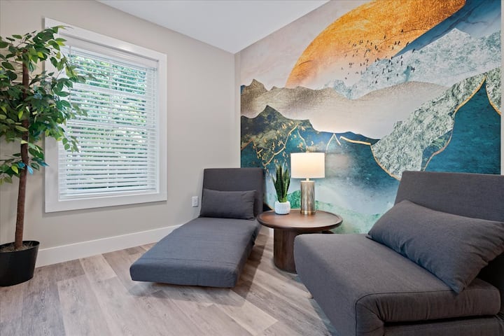 Ორმაგი დანიშნულების სიამოვნება: ჩვენი ქვედა დონის სასადილო ოთახი, რომელშიც დგას ტყუპი ფუტონის სკამის საწოლები, გთავაზობთ მყუდრო საცხოვრებელს, რომელსაც კომფორტულად სძინავს ორი დამატებითი სტუმარი.