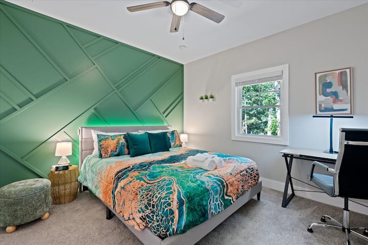 Გაითვალისწინეთ ლუქს-კლასის და ფუნქციები: ჩვენი მშვიდი საძინებელი აჩვენებს კალიფორნიის დიდ საწოლს, მომაჯადოებელ ზურმუხტისფერ მწვანე დაფასა და Batten Walls-ს, მოსახერხებელ სამუშაო მაგიდას და ჯეკისა და ჯილის სააბაზანოს.