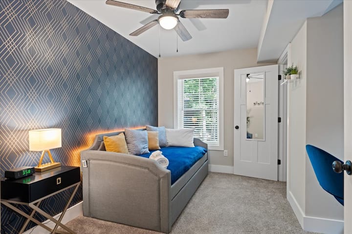 Ელეგანტურობა მრავალმხრივს ხვდება: აღმოაჩინეთ კომფორტი და პროდუქტიულობა ჩვენს საძინებელში Twin Trundle Daybed-თან, Chic Gold-თან და Navy Accent Wall-თან და მყუდრო საოფისე კუთხეებთან ერთად.