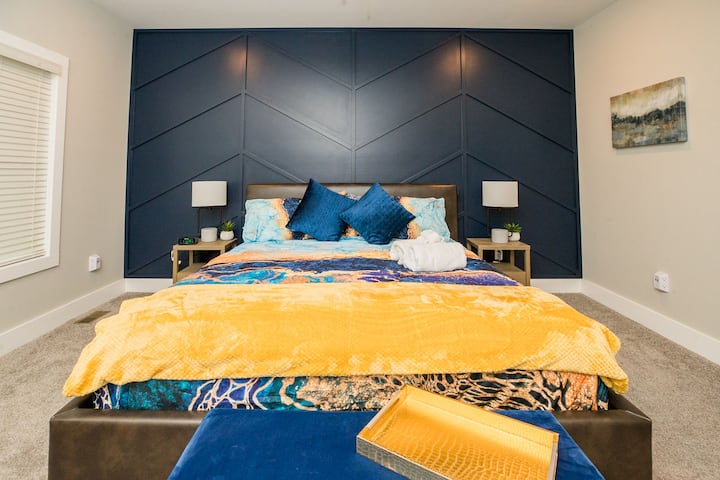 Დაისვენეთ სტილში: დაისვენეთ ჩვენს მთავარ საძინებელში, რომელიც კალიფორნიის საწოლის უდიდებულესობით გამოირჩევა.