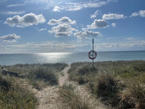 Cozy cottage in the first row to the water