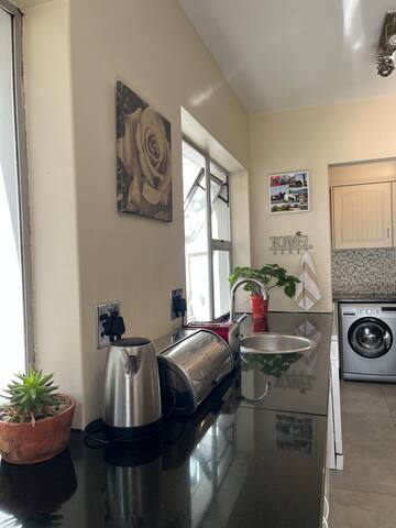 Spacious Villa in perfect location! gallery image 5