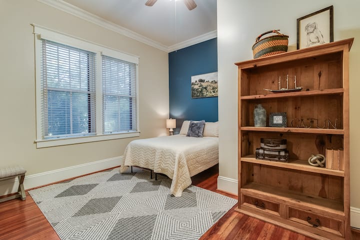 Guest bedroom with queen bed