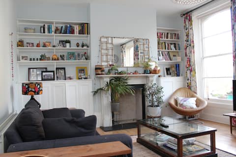 Successful Airbnb property: Spacious Barnsbury flat, park views & resident cat in Islington