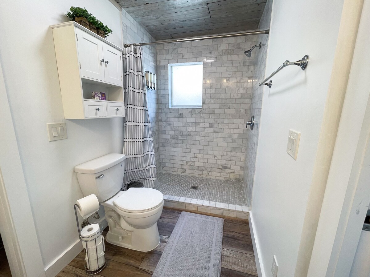 Backyard Oasis w/Pool, walkable, 5 min to dtwn