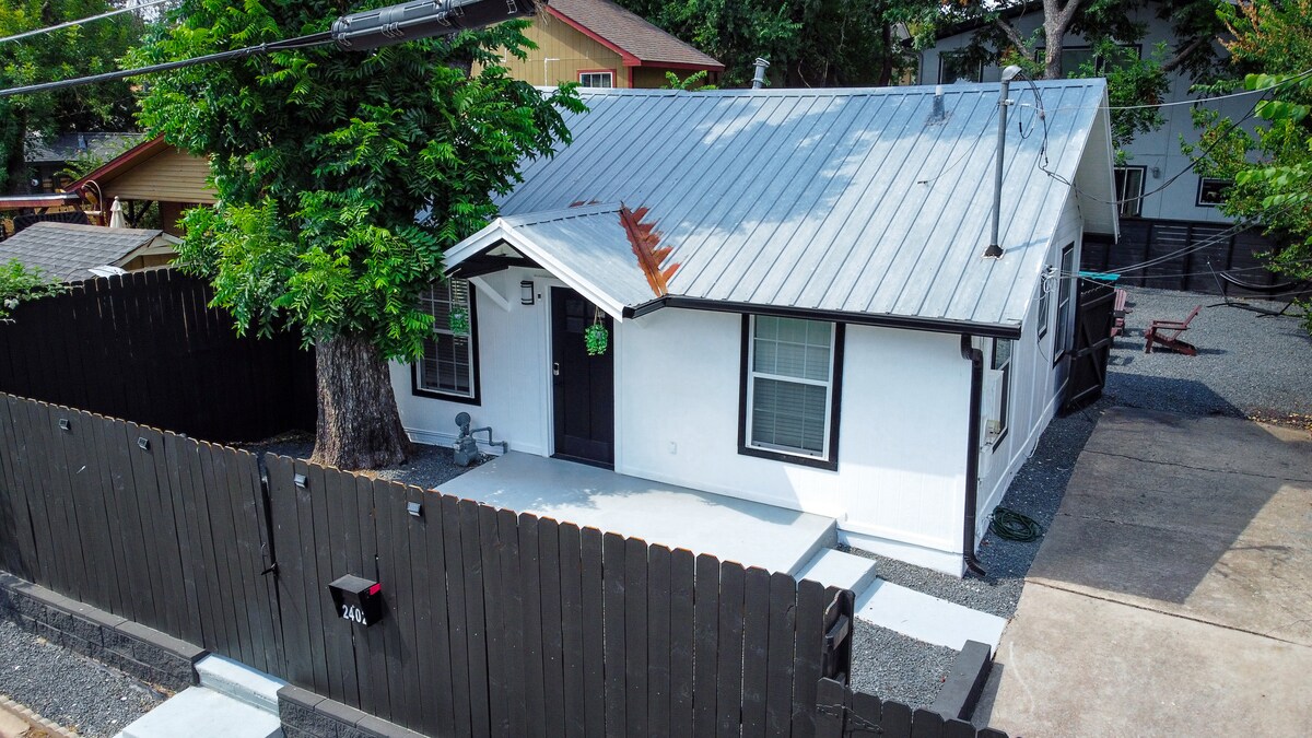 Backyard Oasis w/Pool, walkable, 5 min to dtwn