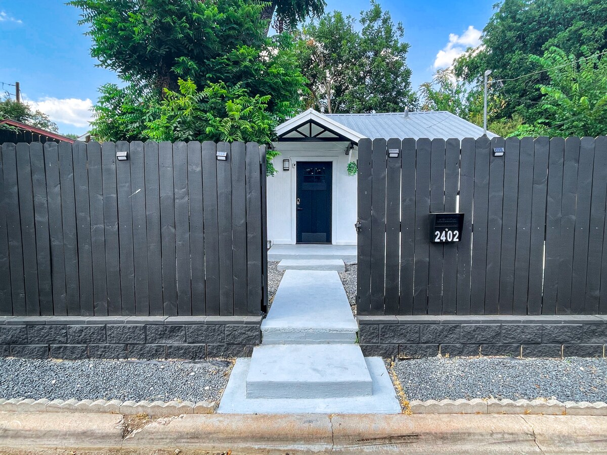 Backyard Oasis w/Pool, walkable, 5 min to dtwn