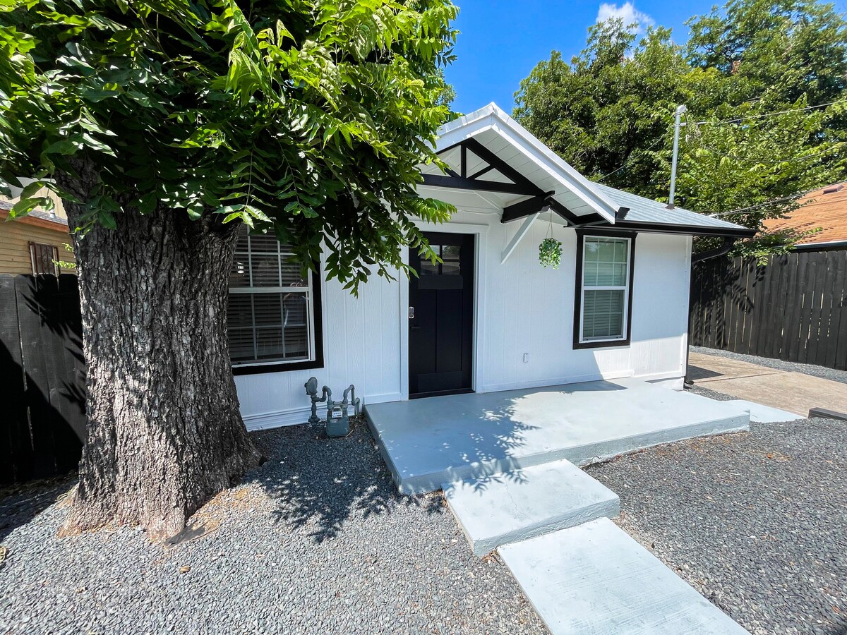 Backyard Oasis w/Pool, walkable, 5 min to dtwn