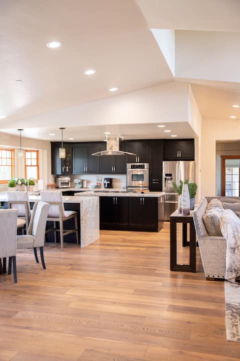 Luxury House/ Private/ Hot Tub/ Amenities!