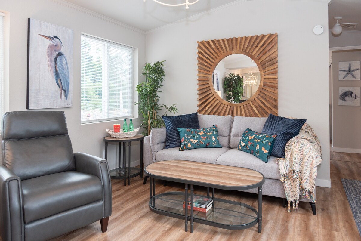 Разтегателен диван, 2 кресла, единично сгъваемо легло в просторната всекидневна.  Голям смарт телевизор с WI - FI.