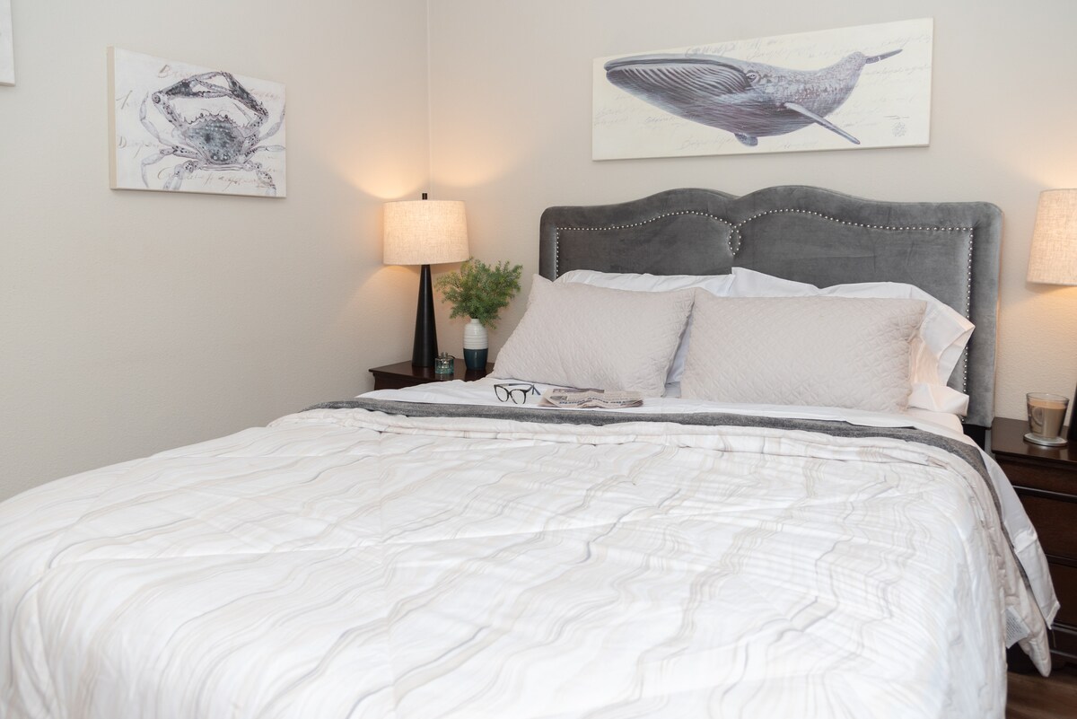 Двойно легло с луксозно спално бельо и затъмнени завеси