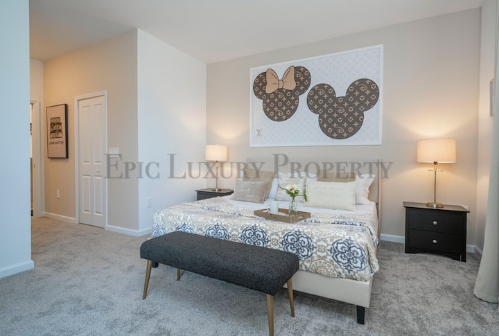 მე-3 ოთახის ლუქს-კლასის ოთახი
1 დიდი საწოლი 
1 სრული  აბაზანა ჯაკუზით 