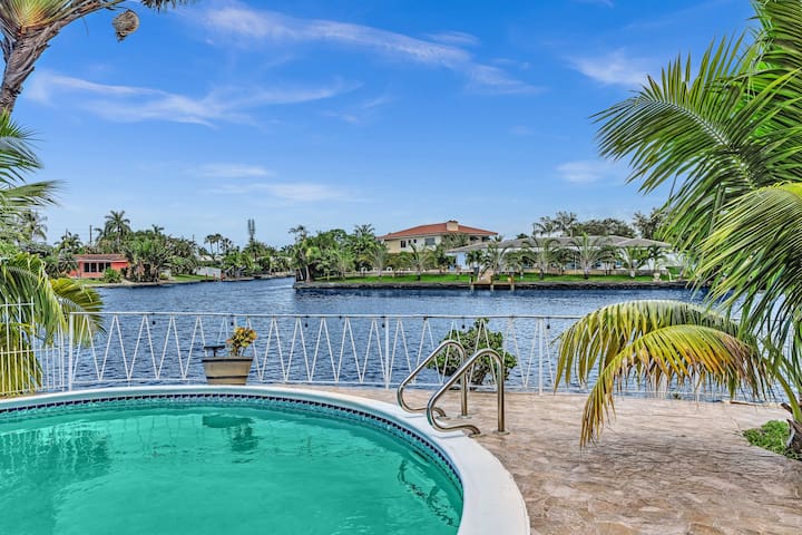 Waterfront Pool villa on the Lake gallery image 3