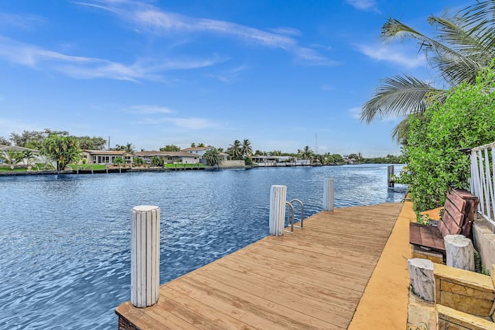 Waterfront Pool villa on the Lake gallery image 4