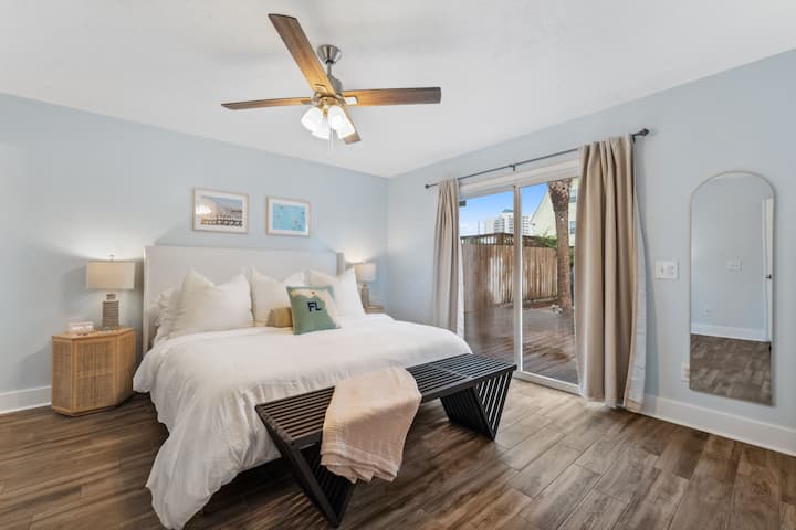 DORMITORIO 1: ¡LA CAMA TAMAÑO KING MÁS CÓMODA! DESPERTADOR, MÁQUINA DE SONIDO Y CARGADORES DE TELÉFONOS.