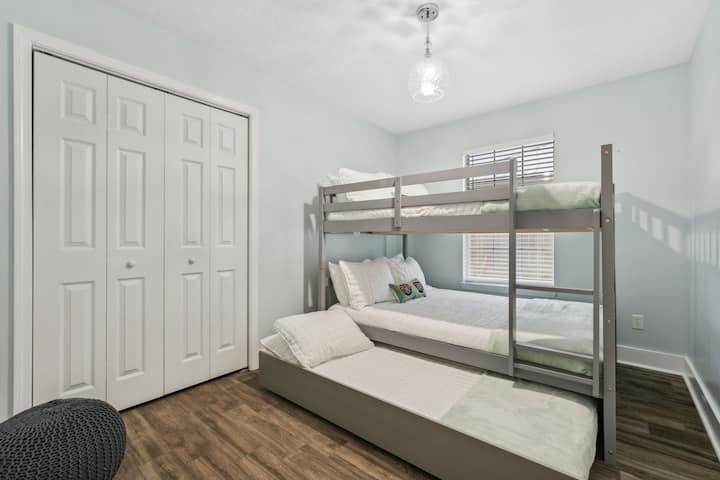 ¡HABITACIÓN CON LITERAS! CON LITERAS COMPLETAS CON CAMA NIDO DE TAMAÑO DOBLE.