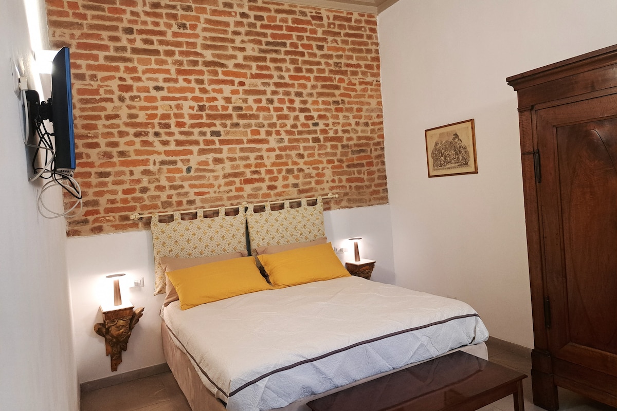 Successful Airbnb property: Dimora Boezio7, cozy place in center with parking in Pavia