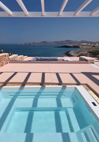 À Paros, fantastique villa les pieds dans l’eau